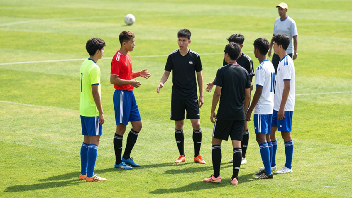 Cara-Membangun-Komunikasi-Yang-Baik-Antar-Pemain-Di-Dalam-Lapangan-Hijau